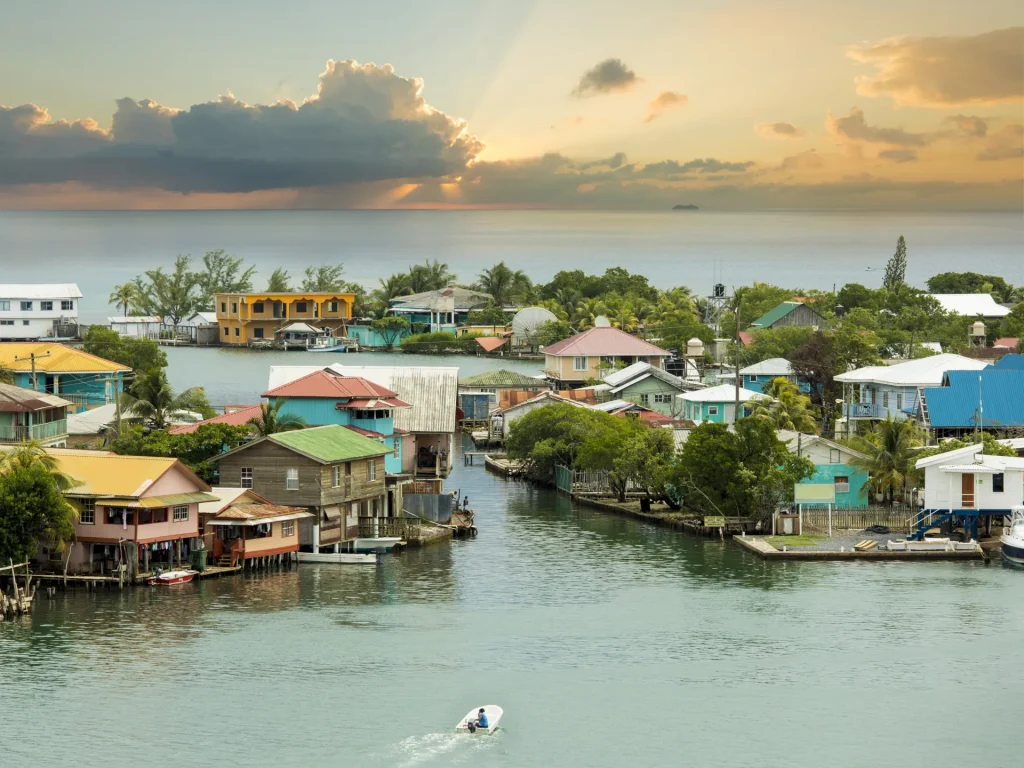 Oak Ridge en la isla de Roatán al amanecer, Honduras