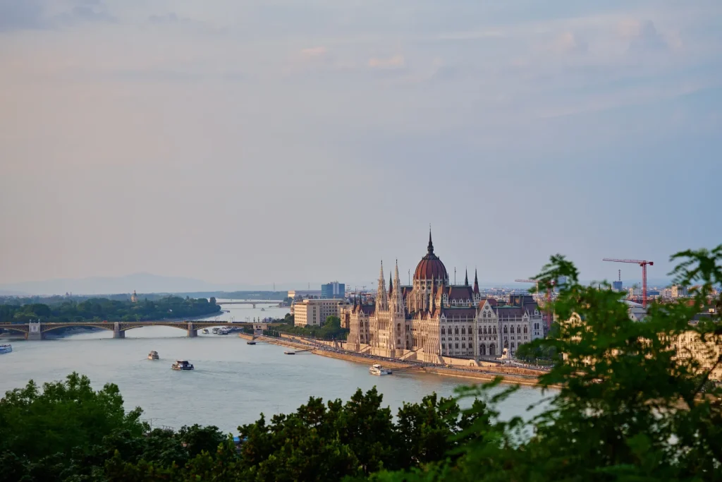 Parlamento de Budapest junto al Danubio al atardecer, Hungría