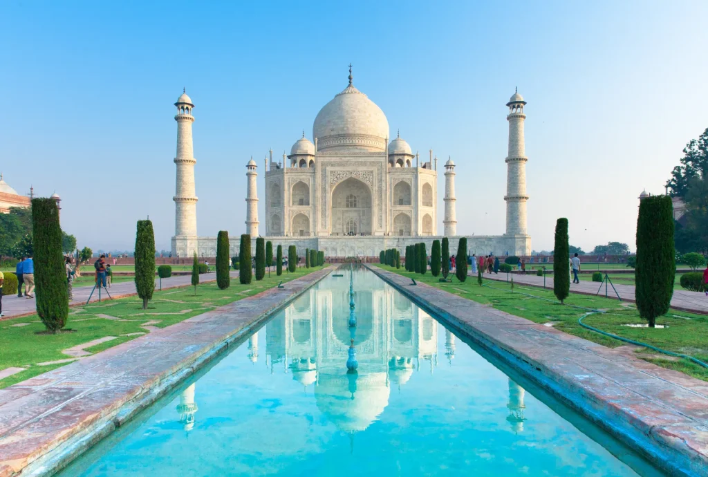 El Taj Mahal al amanecer en Agra, India