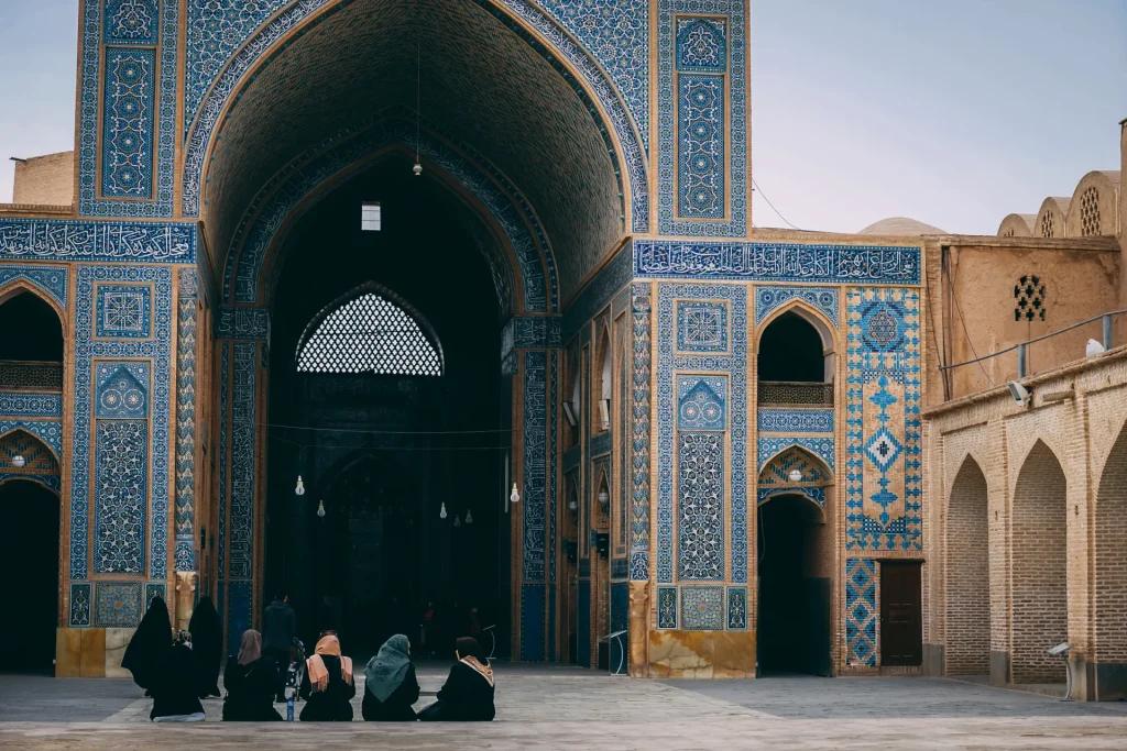 Pórtico de una mezquita con azulejos de arte islámico en Oriente Medio