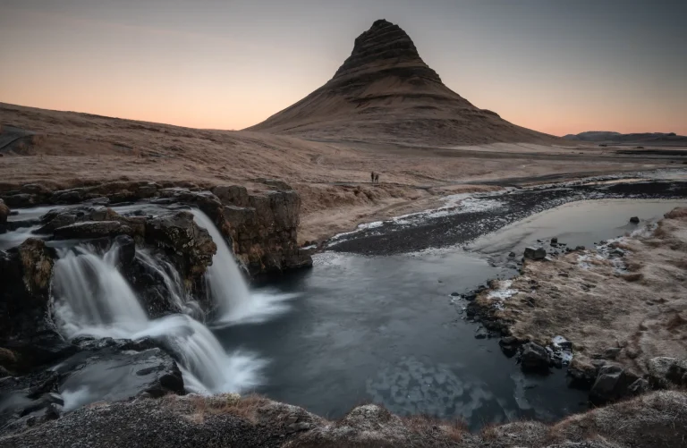 Montaña Kirkjufell y cascada Kirkjufellsfoss en la península de Snæfellsnes, Islandia