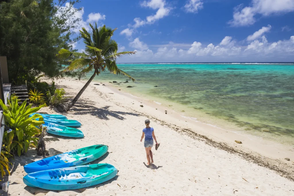 Playa de Muri con laguna turquesa y kayaks en Rarotonga, Islas Cook