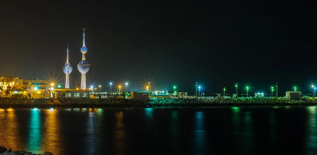 Ciudad de Kuwait y las Torres de Kuwait iluminadas de noche