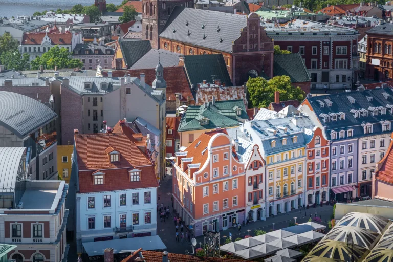 Vista aérea de los edificios coloridos del casco antiguo de Riga, Letonia