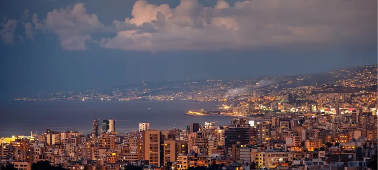 Paisaje urbano nocturno de una ciudad costera del Líbano