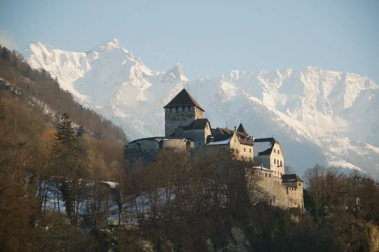 Castillo de Vaduz con montañas nevadas al fondo, Liechtenstein
