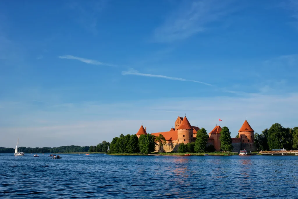 Castillo de la isla de Trakai en el lago Galvė, Lituania