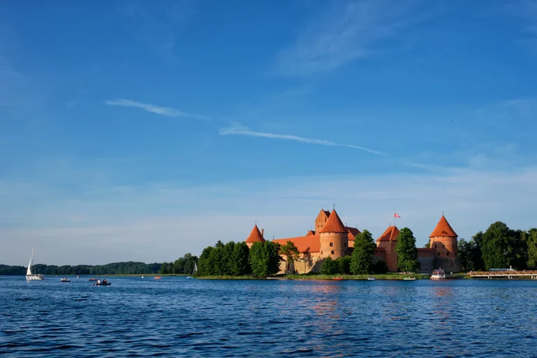 Castillo de la isla de Trakai en el lago Galvė, Lituania