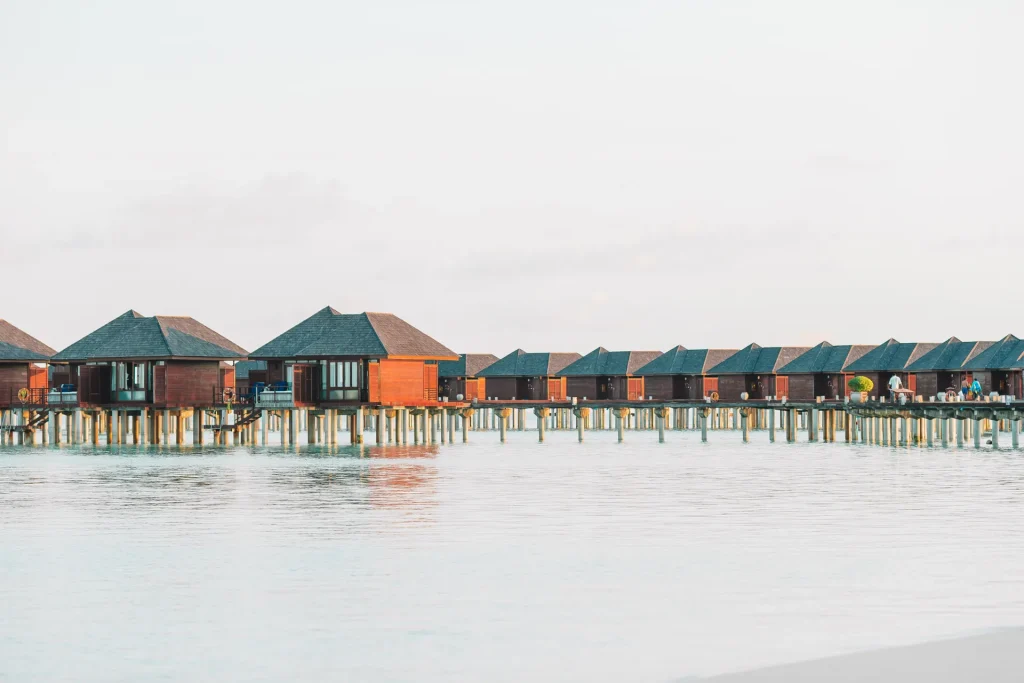 Bungalows sobre el agua turquesa en Maldivas