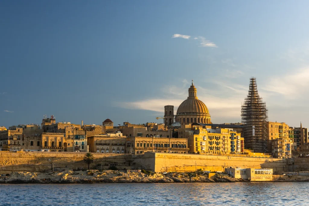 Horizonte histórico de La Valeta bajo la luz cálida del sol, Malta
