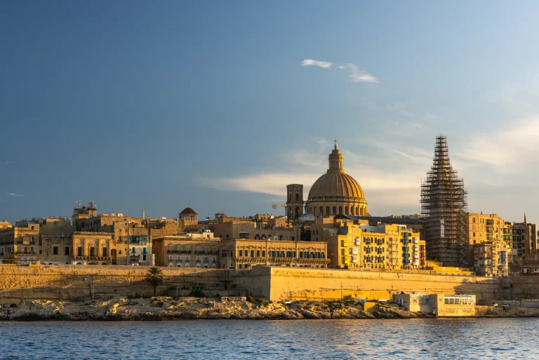 Horizonte histórico de La Valeta bajo la luz cálida del sol, Malta