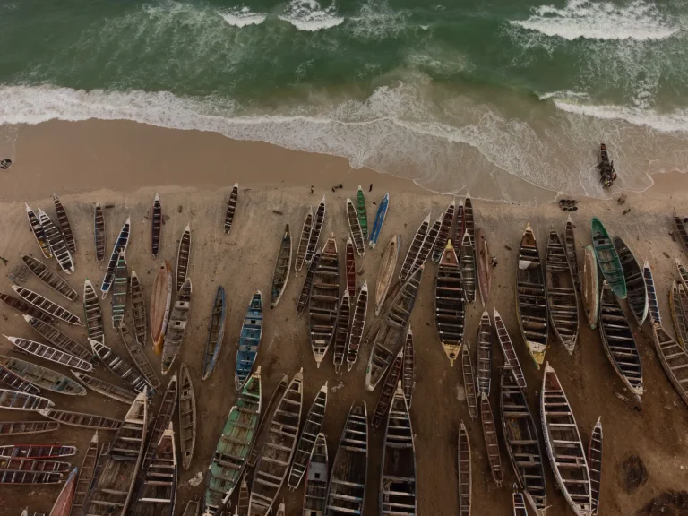 Vista aérea de las piraguas de pesca en la playa de Nuakchot, Mauritania