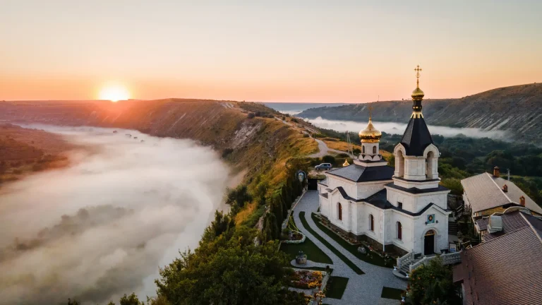 Monasterio de Orheiul Vechi sobre el valle del río Răut al atardecer, Moldavia