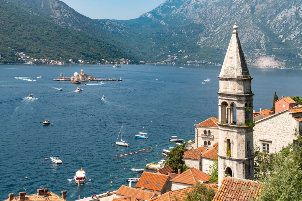 Pueblo de Perast en la bahía de Kotor, Montenegro