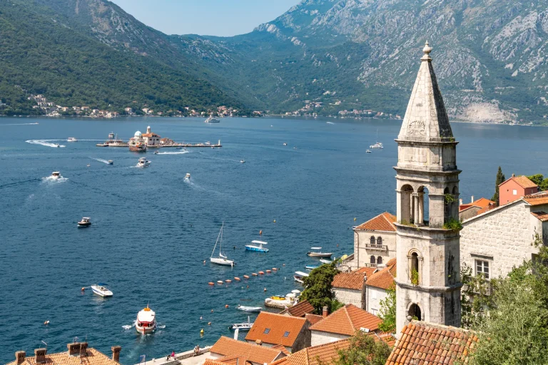 Pueblo de Perast en la bahía de Kotor, Montenegro