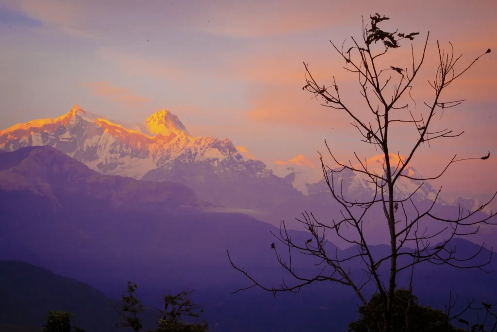 Montañas del Himalaya al atardecer en la región del Annapurna, Nepal
