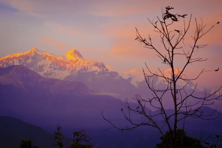 Montañas del Himalaya al atardecer en la región del Annapurna, Nepal