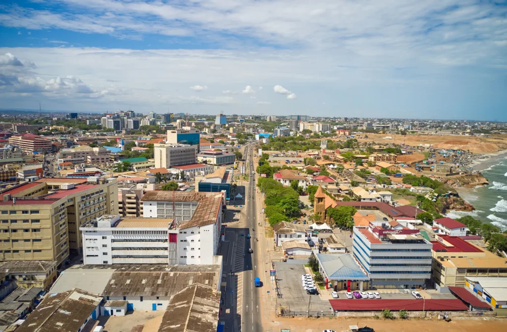 Vista aérea de una ciudad costera de África occidental