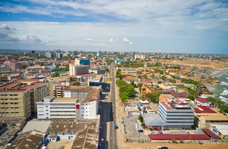 Vista aérea de una ciudad costera de África occidental