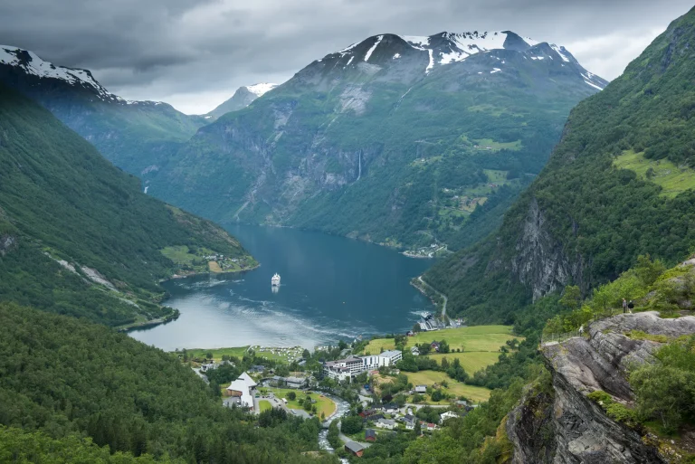 Fiordo de Geiranger entre montañas, Noruega