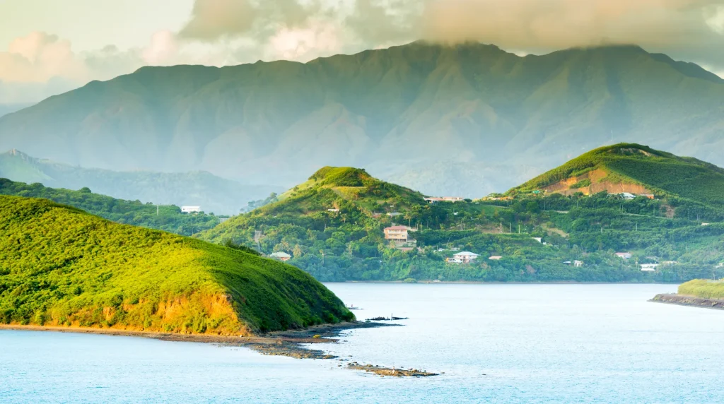 Colinas verdes y bahía de Numea al atardecer, Nueva Caledonia