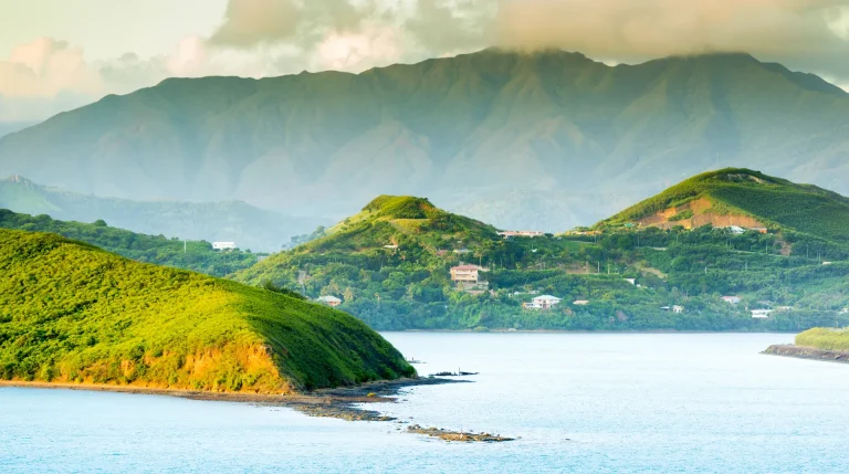 Colinas verdes y bahía de Numea al atardecer, Nueva Caledonia