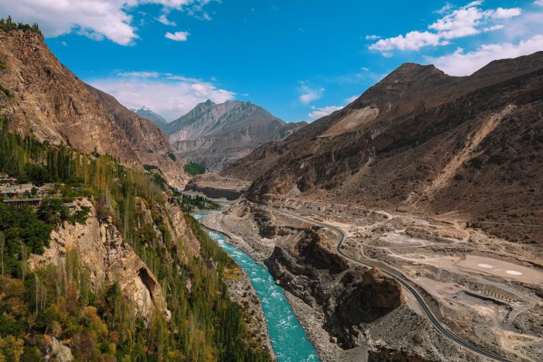 Vista aérea del río Hunza entre montañas del Karakórum, Pakistán