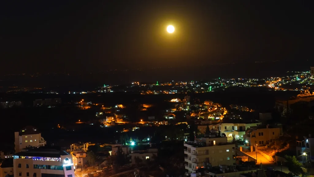 Vista nocturna de Belén bajo la luna llena, Palestina