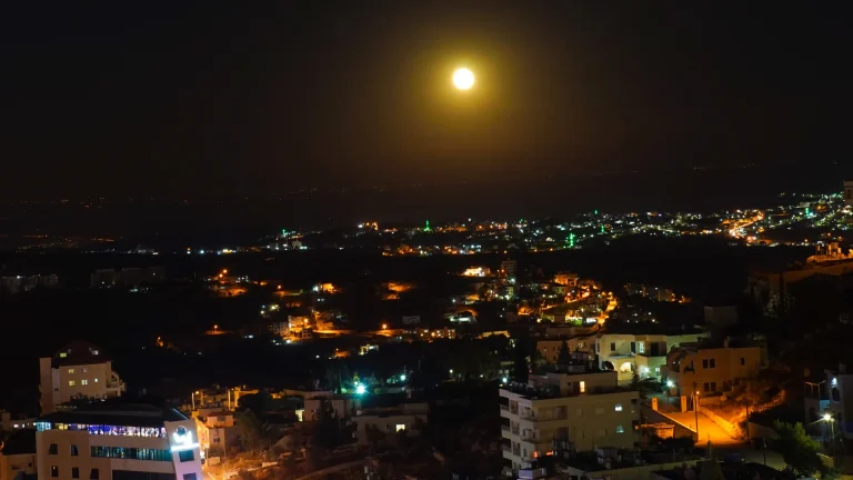 Vista nocturna de Belén bajo la luna llena, Palestina