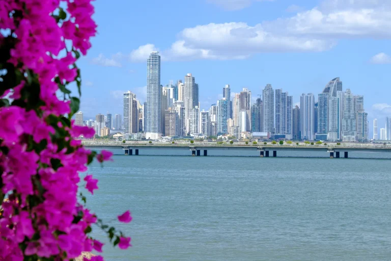 Rascacielos de Ciudad de Panamá vistos desde el Casco Viejo junto al mar