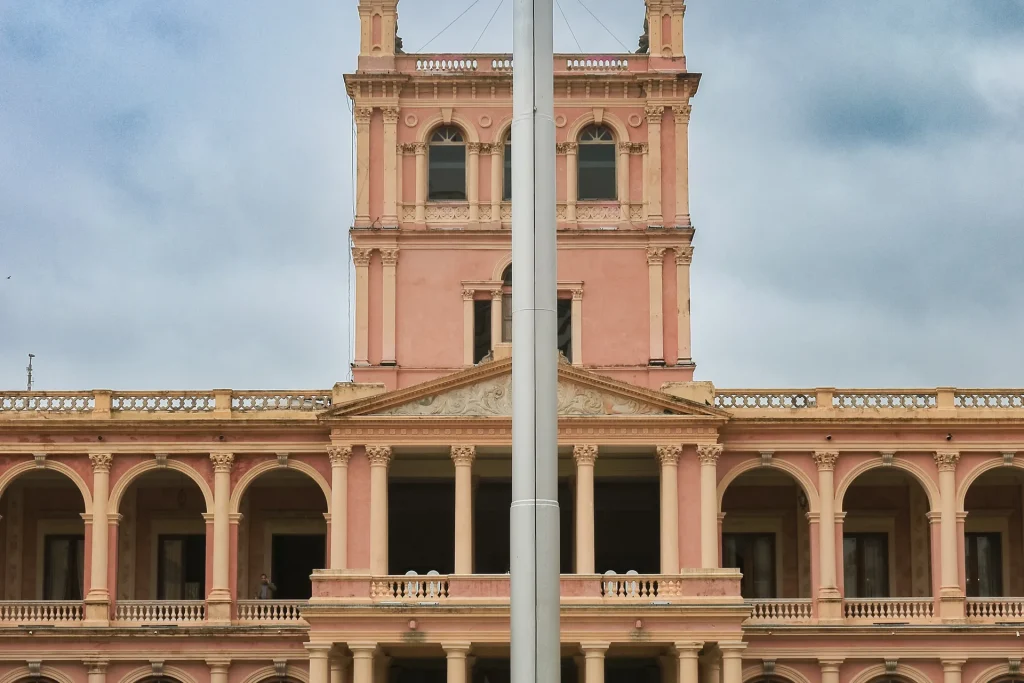 Fachada rosada del Palacio de los López en Asunción, Paraguay