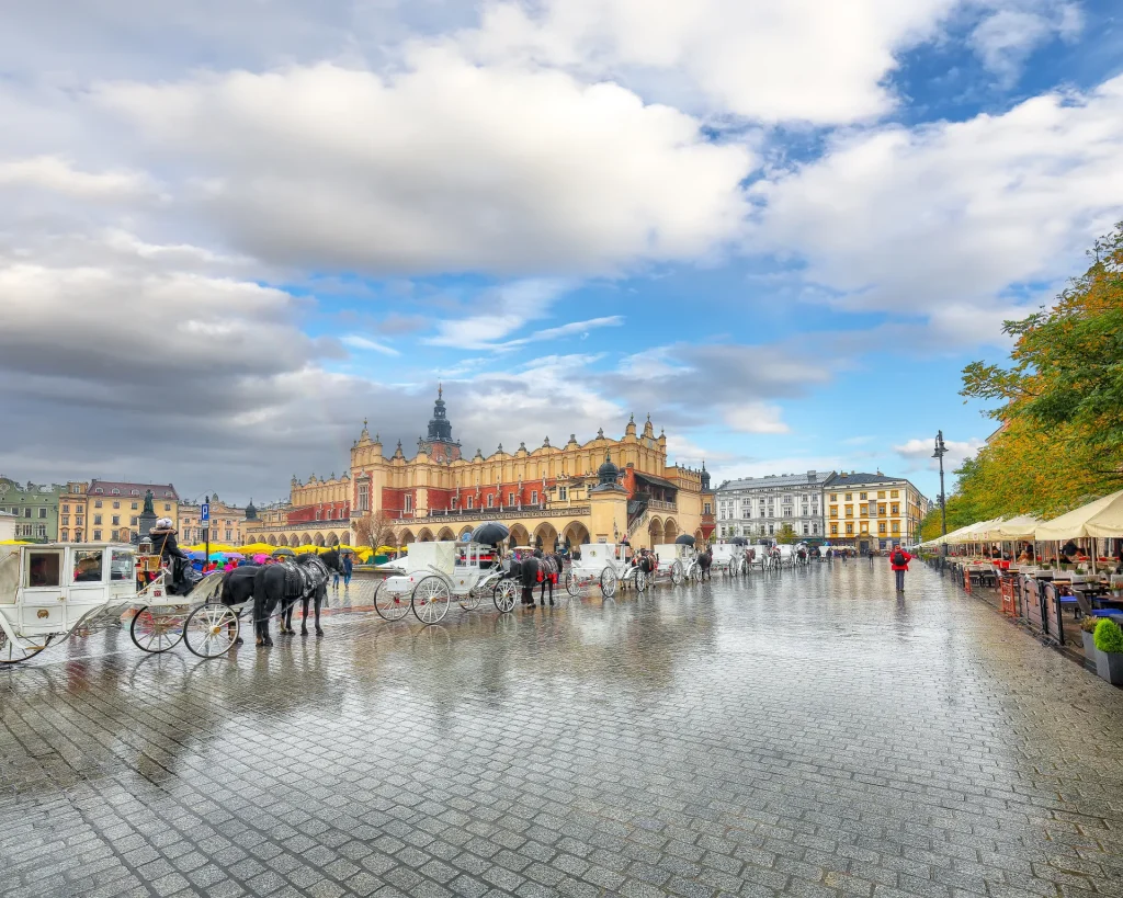 Plaza del Mercado de Cracovia con la Lonja de los Paños y la torre del Ayuntamiento, Polonia