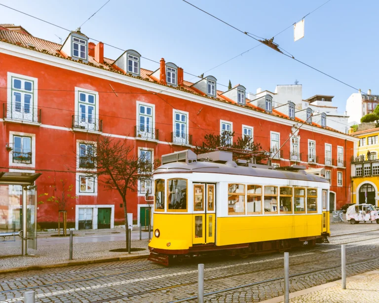 Tranvía amarillo 28 en las calles de Lisboa, Portugal