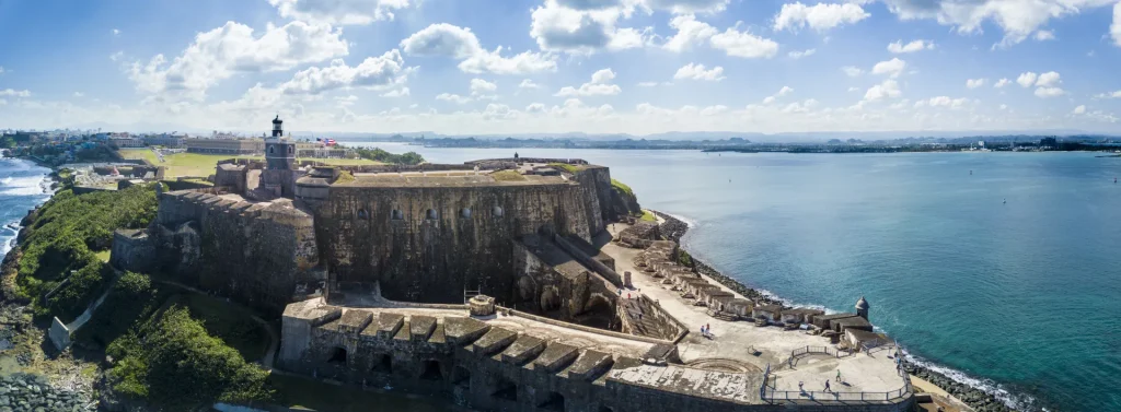 Vista aérea del fuerte San Felipe del Morro y el Viejo San Juan, Puerto Rico