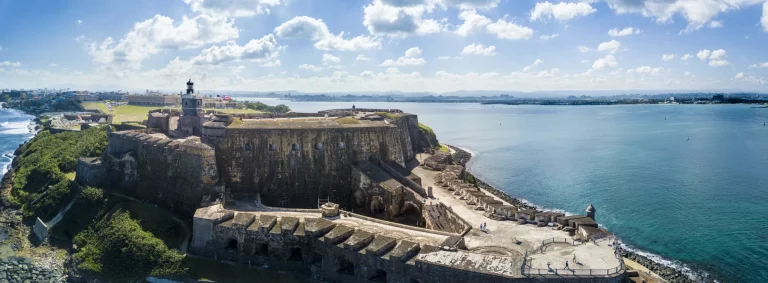 Vista aérea del fuerte San Felipe del Morro y el Viejo San Juan, Puerto Rico
