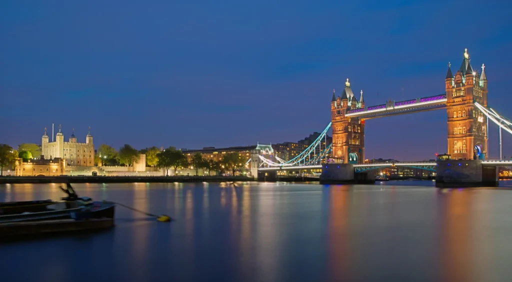 Tower Bridge y la Torre de Londres sobre el Támesis, Reino Unido