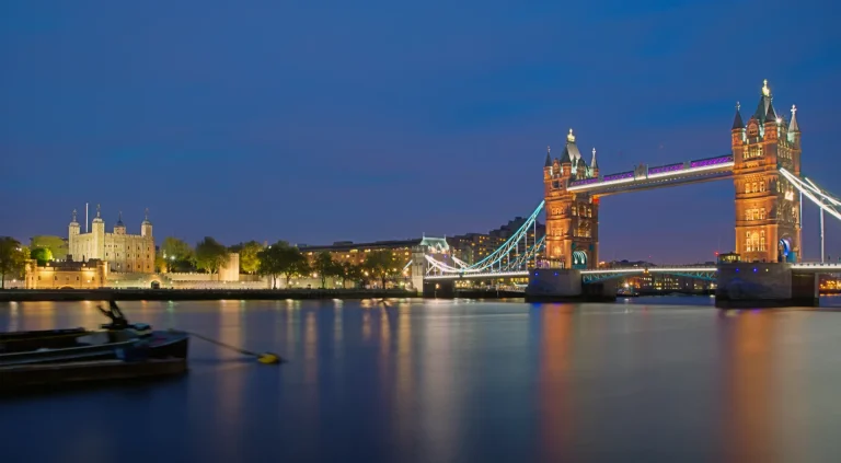 Tower Bridge y la Torre de Londres sobre el Támesis, Reino Unido