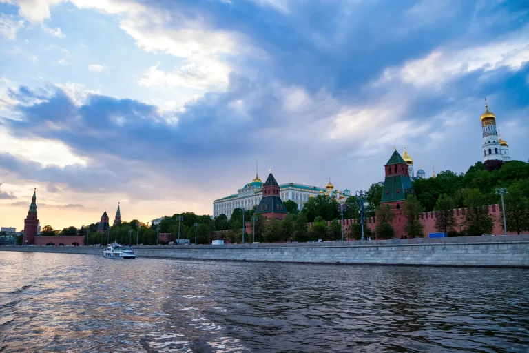 El Kremlin de Moscú al atardecer junto al río Moscova, Rusia