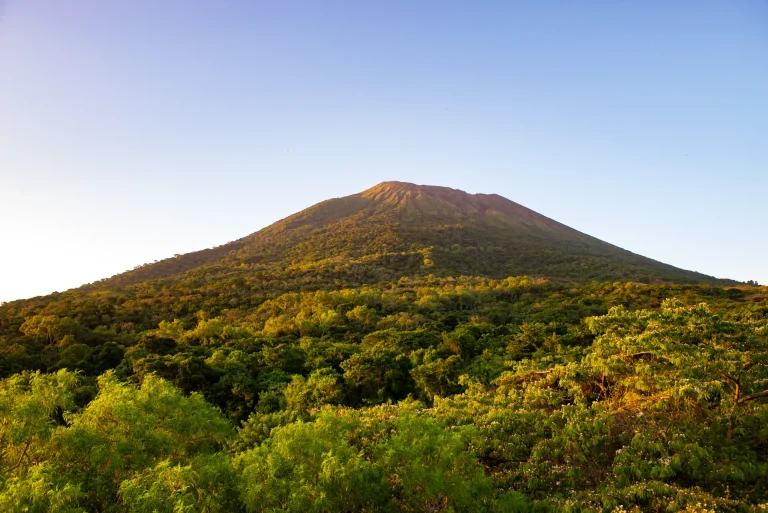 Volcán Chaparrastique (San Miguel) rodeado de bosque verde, El Salvador