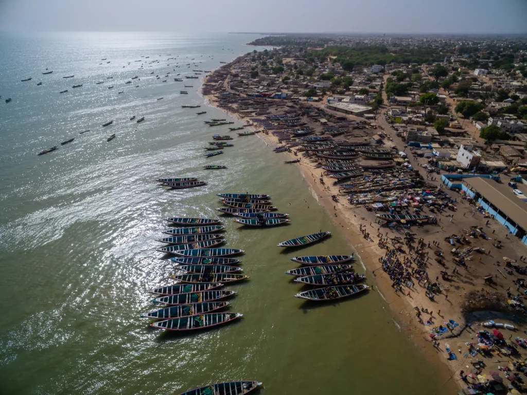 Vista aérea de las piraguas de pesca en una playa de la costa de Senegal