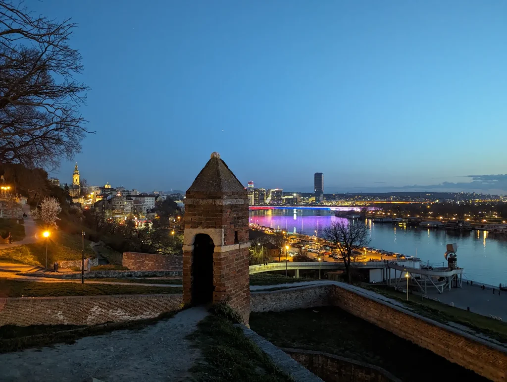 Horizonte de Belgrado al anochecer visto desde la fortaleza de Kalemegdan, Serbia