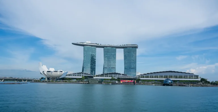 Marina Bay Sands y el skyline de Singapur en un día soleado