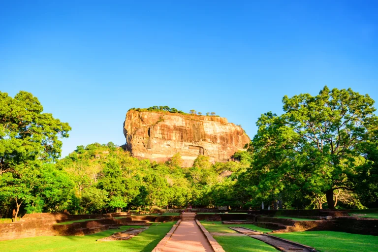 Roca de Sigiriya rodeada de selva, Sri Lanka