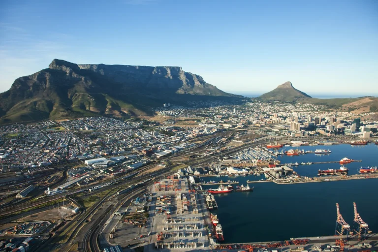Puerto de Ciudad del Cabo con la Montaña de la Mesa, Sudáfrica