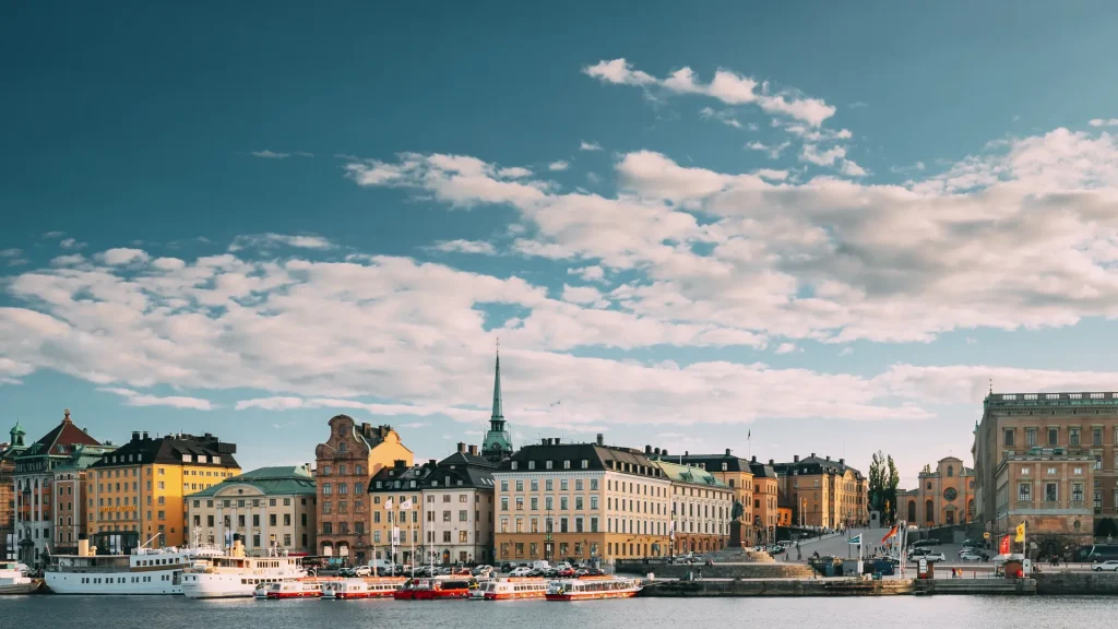 Paseo marítimo del casco antiguo Gamla Stan de Estocolmo en verano, Suecia