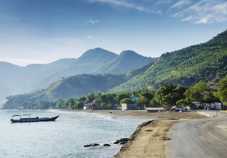 Playa tropical en la costa de Dili, Timor Oriental