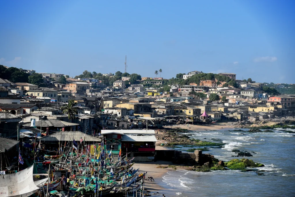 Pueblo pesquero en la costa del golfo de Guinea, África occidental