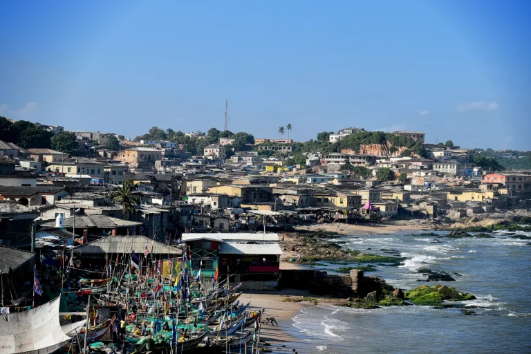 Pueblo pesquero en la costa del golfo de Guinea, África occidental