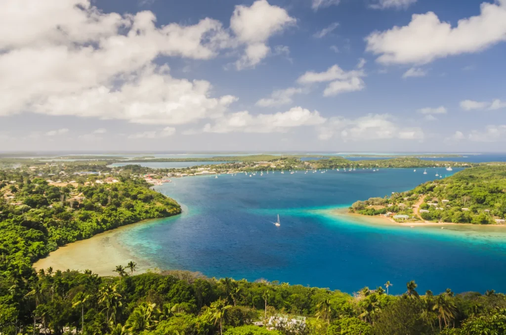 Vista elevada de una bahía turquesa rodeada de vegetación en Tonga