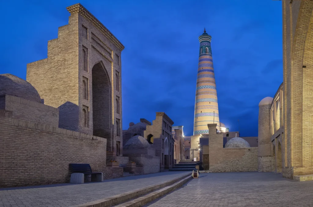 Minarete de Islam Khoja en la ciudad amurallada de Jiva, región de Corasmia en Asia Central